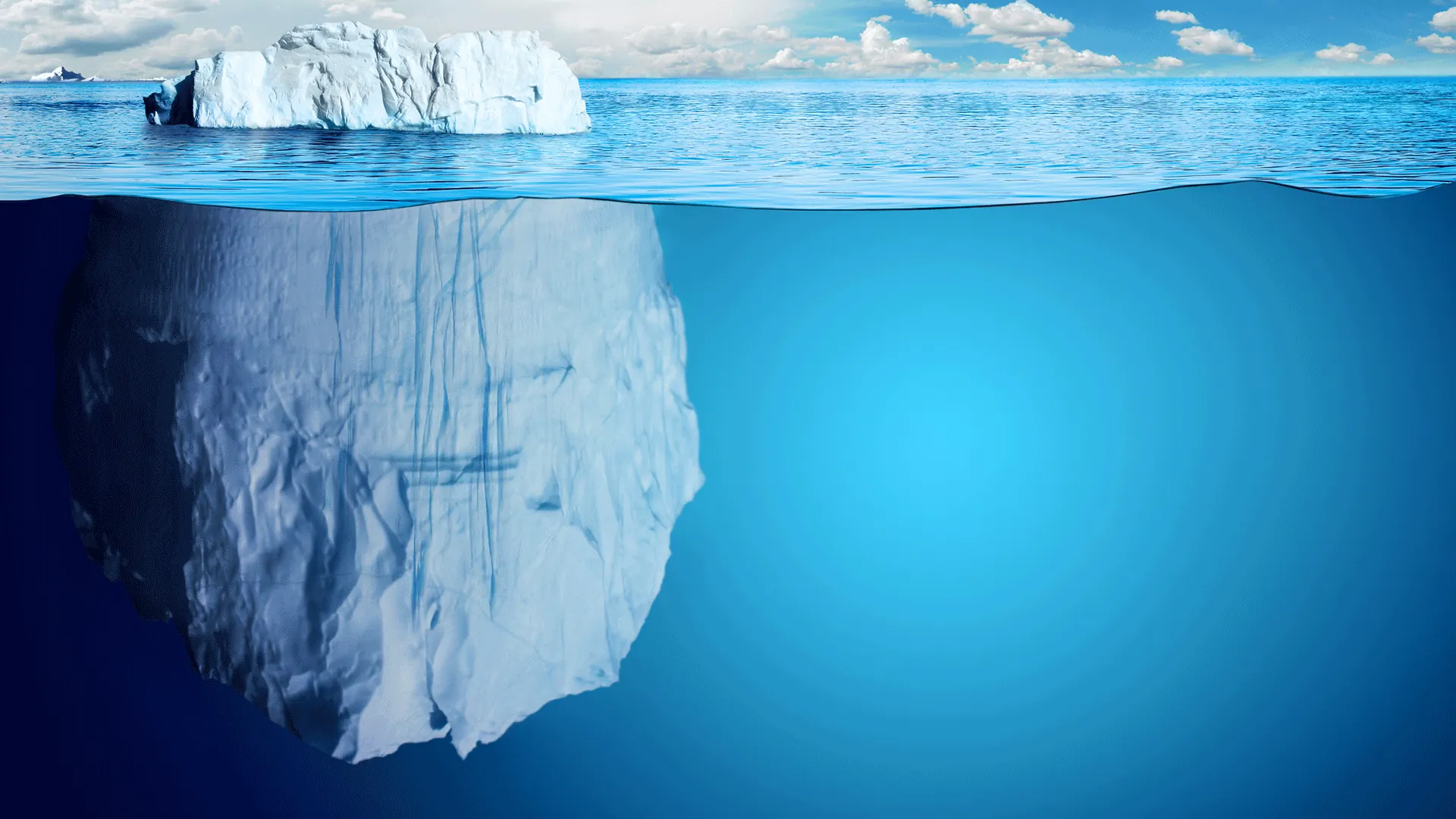 Ein Eisberg im offenen Meer, über und unter Wasser
