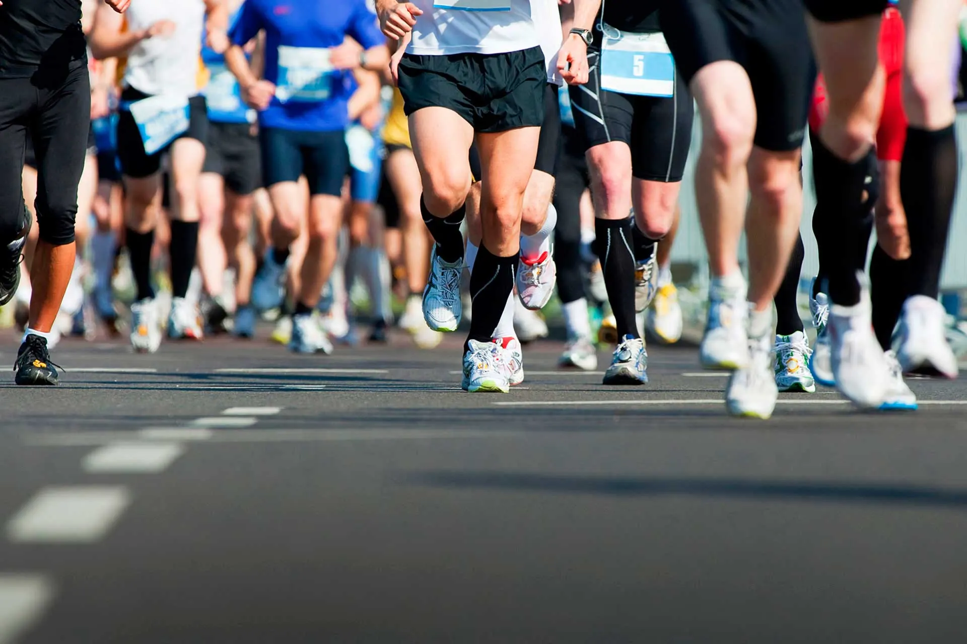 Läuferinnen und Läufer eines Stadtmarathons im dichten Feld